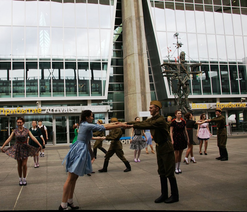 Аэропорт Пулково поздравил пассажиров с Днем Победы танцевальным флешмобом