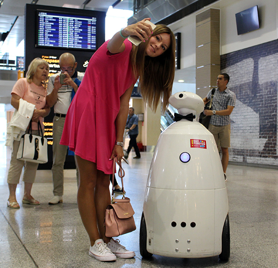 Пассажиров в Пулково встречает робот-экскурсовод Борис