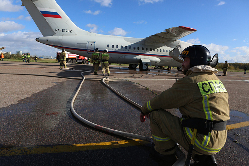 Разрыв покрышки стойки шасси при посадке Ан-148, тушение пожара и эвакуация пассажиров ‒ Пулково провел осенние аварийно-спасательные учения