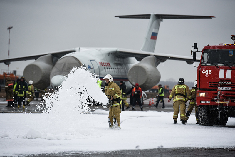 Аварийная посадка, тушение пожара и эвакуация пассажиров Ан-148 ‒ Пулково провел весенние аварийно-спасательные учения