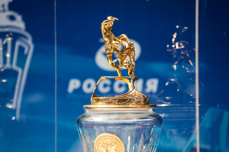 Авиакомпания «Россия» и ФК «Зенит» показали чемпионский кубок в Пулково