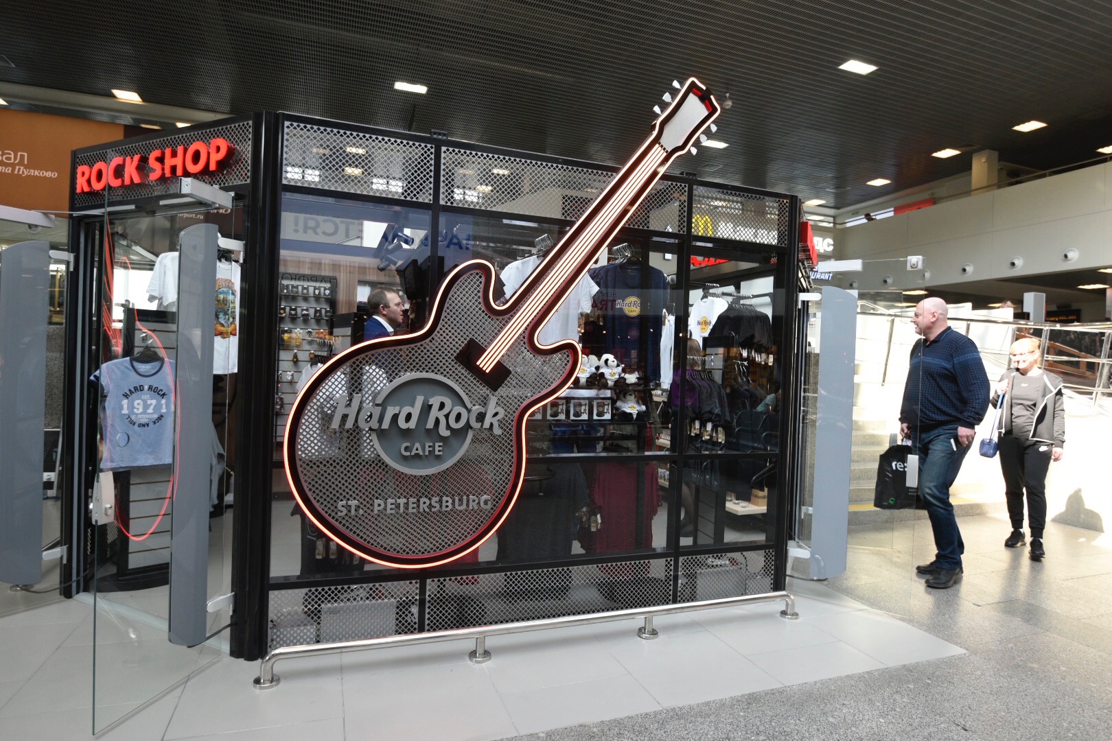 В Пулково открылся магазин сувениров легендарного бренда Hard Rock Cafe