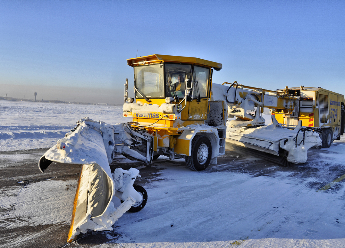 С начала зимы из Пулково вывезено 1,4 млн м3 снега