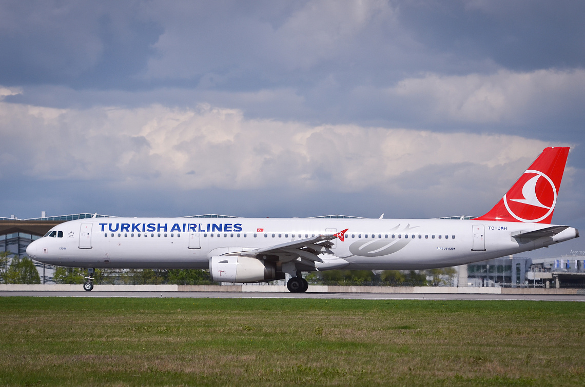 Аэропорт Пулково поздравляет Turkish Airlines с 89-летием